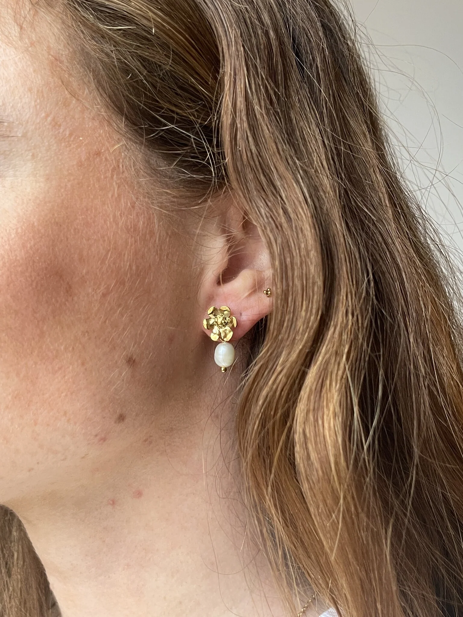 Pearl & Daisy - Studs - Earrings - Stainless Steel - Image 2