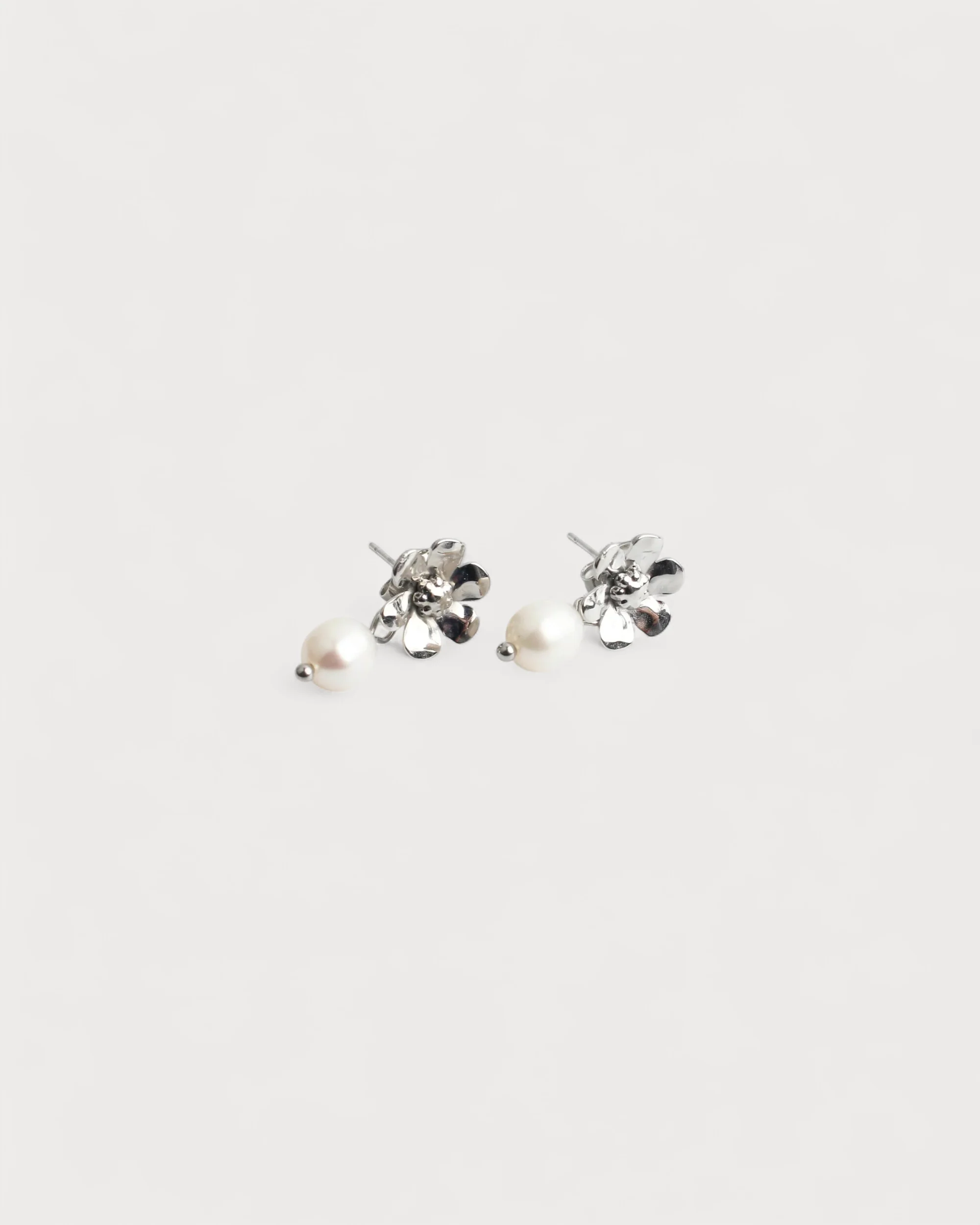 Pearl & Daisy - Studs - Earrings - Stainless Steel - Image 3