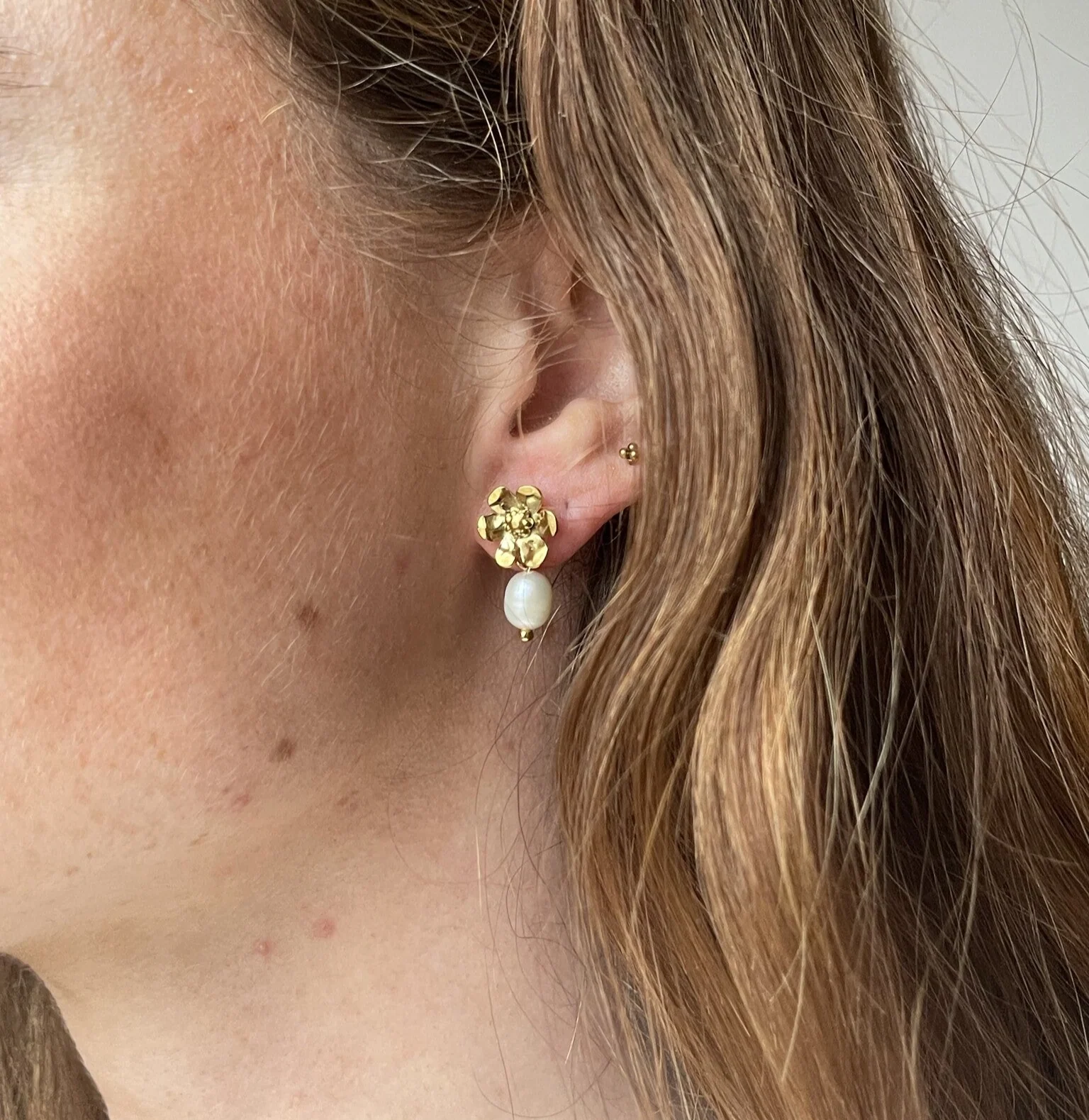 Pearl & Daisy - Studs - Earrings - Stainless Steel - Image 4
