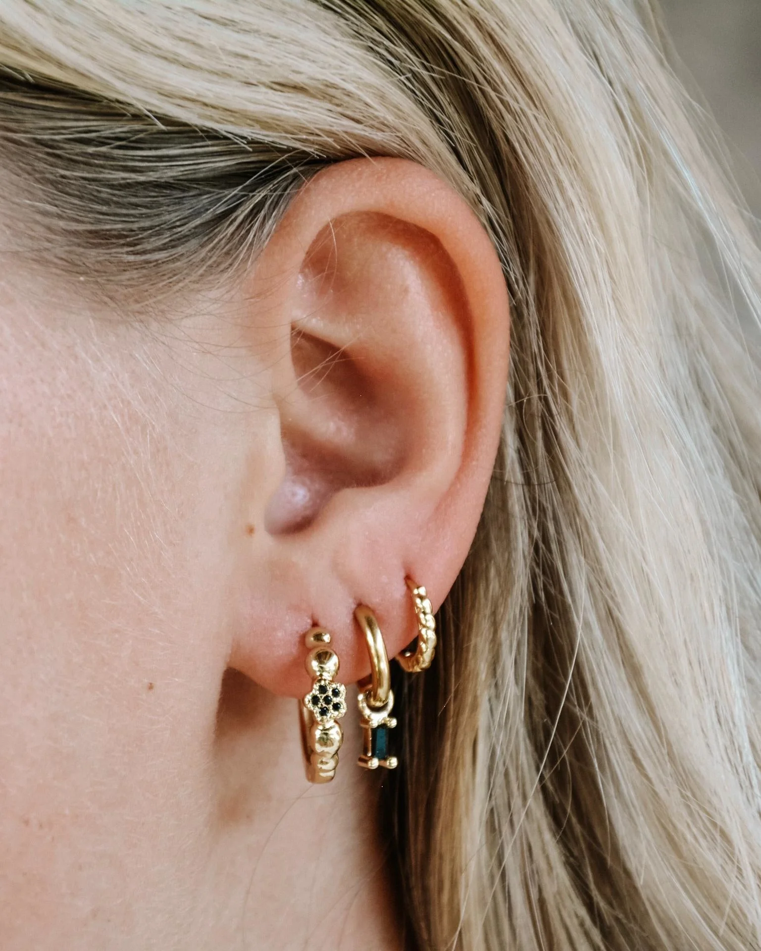 Round Flower - Earrings - Plated - Image 2