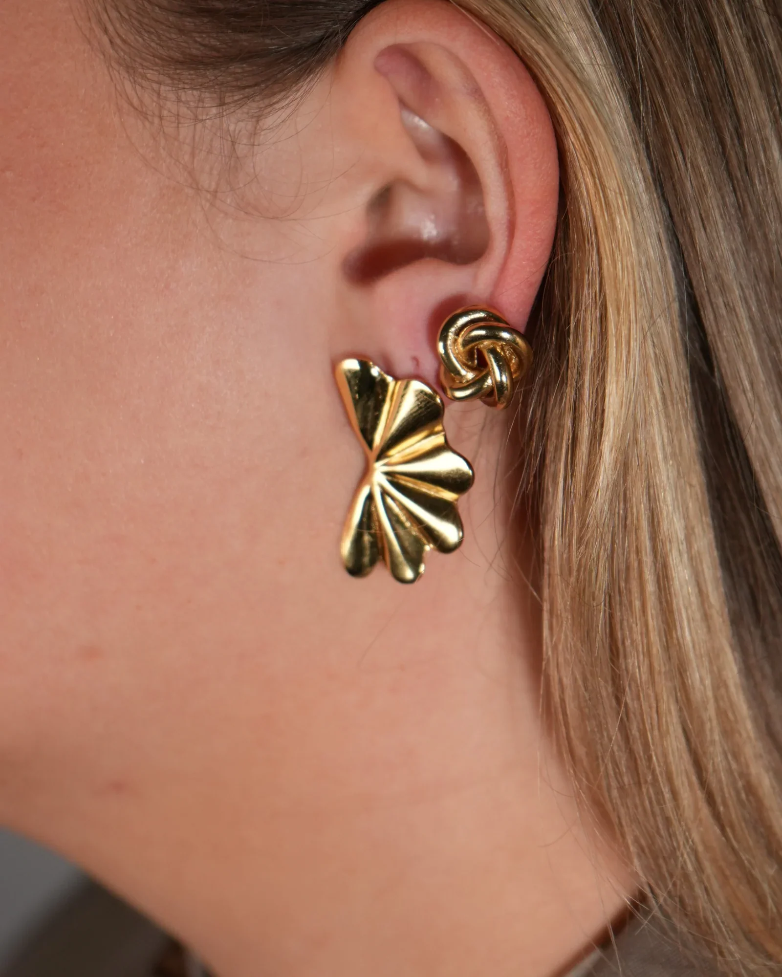 Tiny knot - Studs - Earrings - Stainless Steel - Image 2